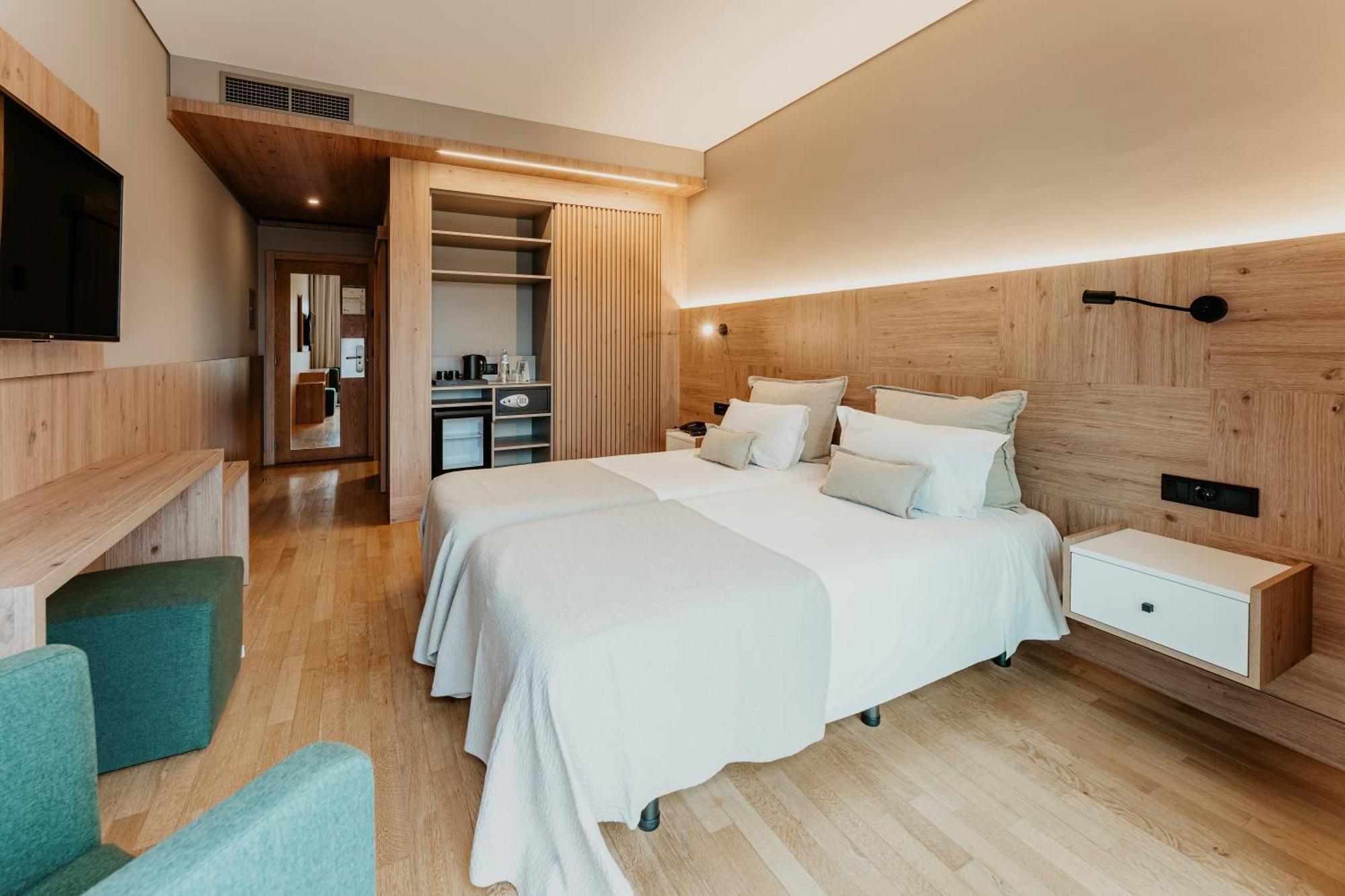 Twin Room with Pool View,1516395652:JPEG